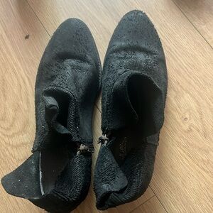 Boots worn a bit but still in great condition. So comfortable